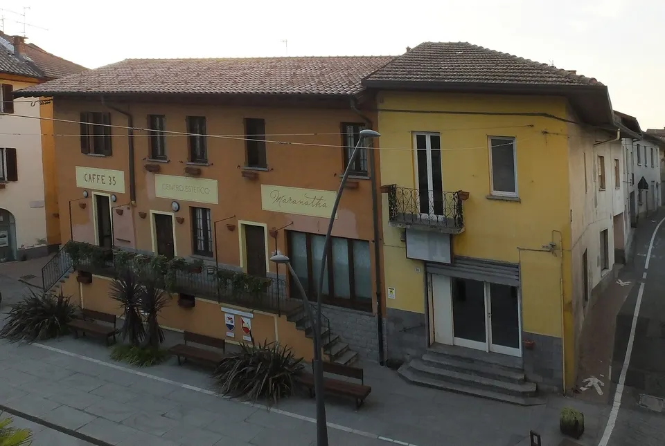 Plac Garibaldiego w Cadrezzate 9, Caffè 35, Centro Estetico, Maranatha