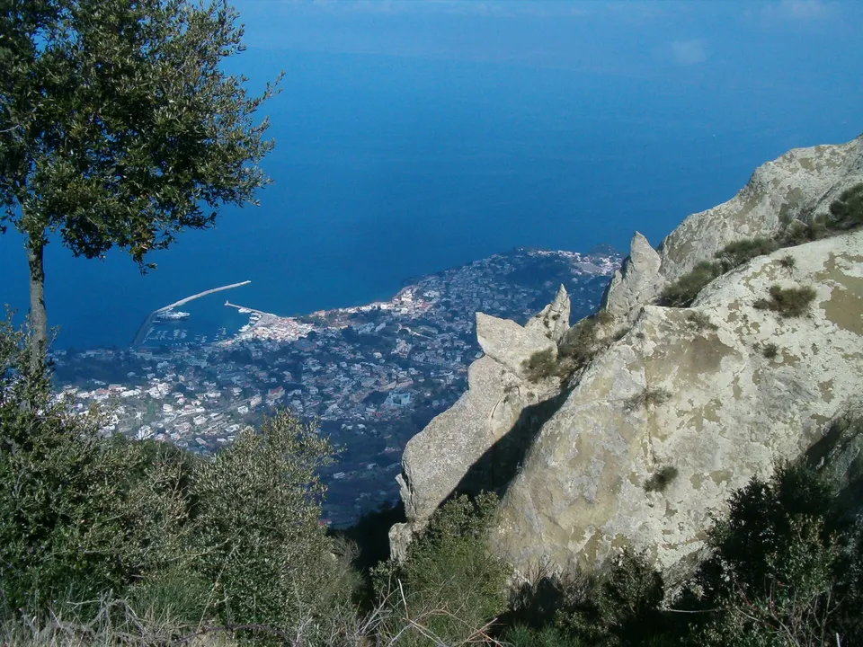 Isola di Ischia - Monte Epomeo: panorama dalla cima : Casamicciola.